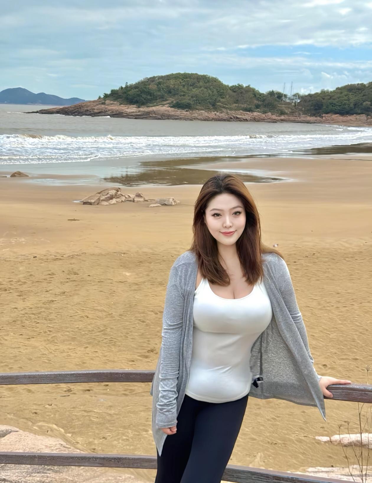 海边漫步，阳光正好，微风不燥。