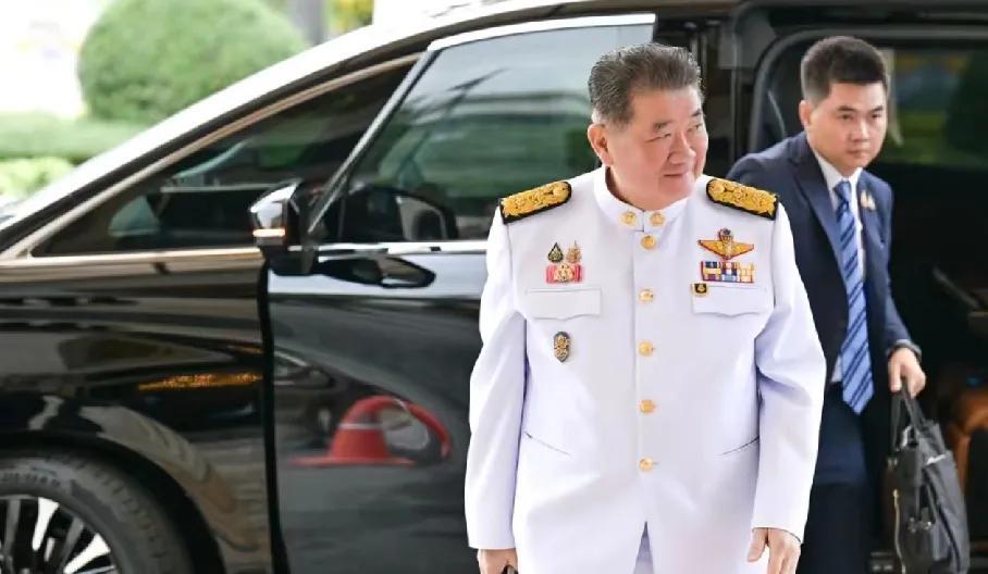 突发：柬埔寨率先打响第一枪，泰国柬埔寨边境交火，佩通坦要打一场翻身仗据来自新华