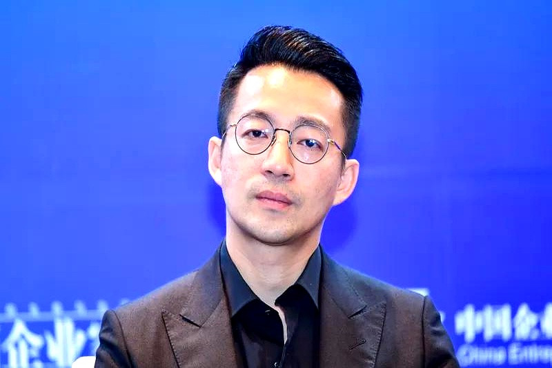 在这个快节奏的社会，每个人都在追求着温暖和爱。然而，面对爱情的短暂与持久，许多人