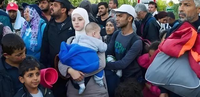 一个国家能“蠢”到什么地步？看看瑞典就懂了，三十年前，瑞典人均GDP高达3