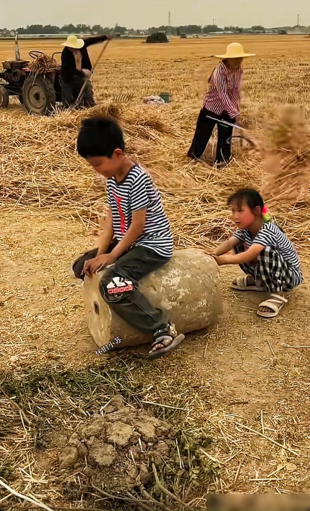 长大后才知道，我们小时候命多硬，生水直接喝，蛔虫一大条一大条从屁股里拉出来；笔芯