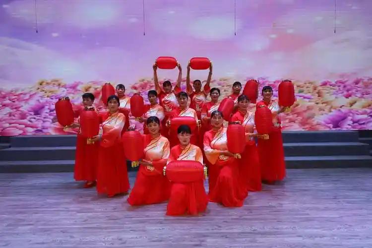 现在的老年大学流行正是一个好现象，所谓一老一小，老有所养。老年人现在保养的好，6