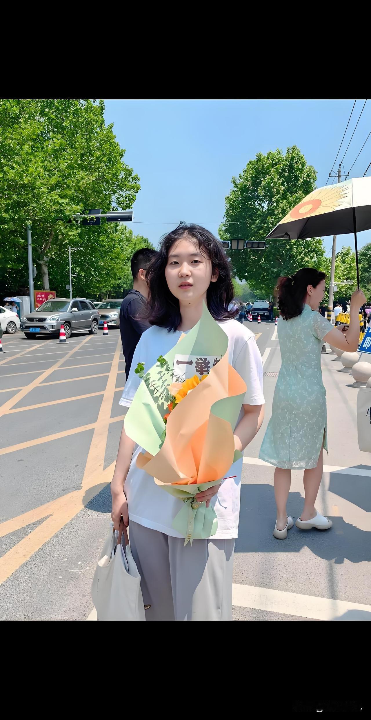 高考出分了，她把家族群默默退了。不是眼红人家孩子，她没那么小心眼。侄子考
