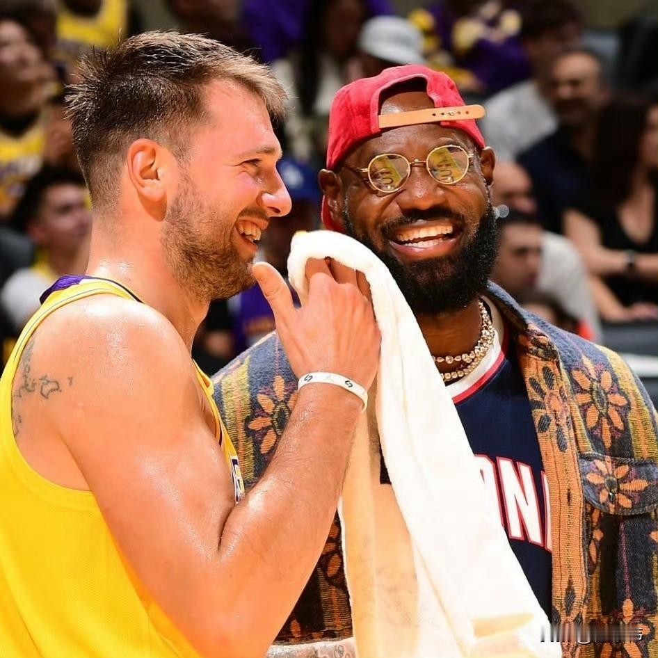 老詹笑了！詹姆斯大赞东契奇的出色表现，直言东契奇统治全场！有意思的是，东契奇