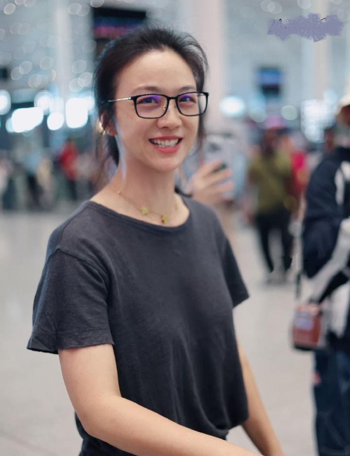 今天汤唯亮相机场，这回她准备去旅行，汤唯搭配的很简洁，不过整个人看起来格外的显年