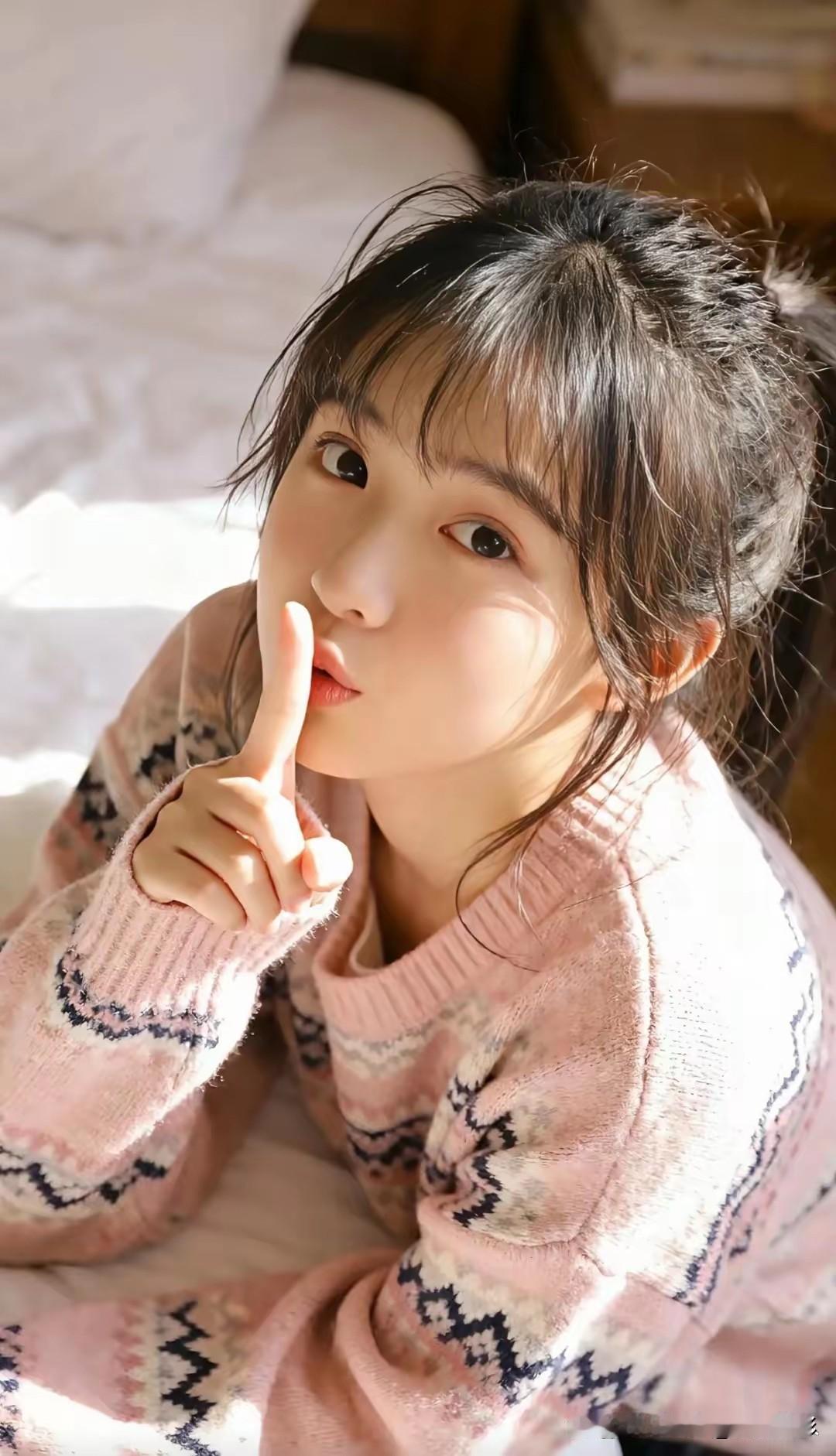 光之影&AI萌妹子轻咬手指，粉色毛衣温暖可爱