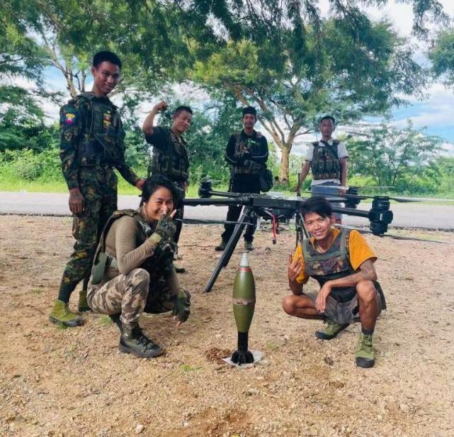 双枪女头目：杜迪达玉蒙王者归来！在2025年8月初，杜迪达玉蒙的武装，遭到缅甸