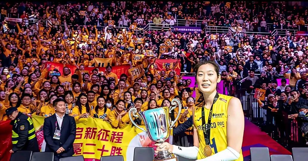 朱婷在国外俱乐部被宠成宝，而在中国女排无立足之地弃如草。这和单位工作一样一样的