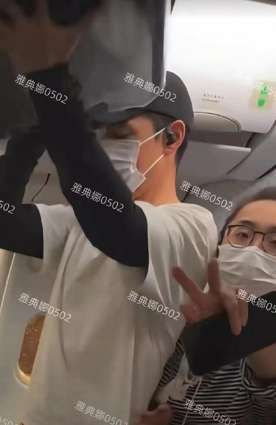 飞机偶遇胡歌夫妇！妻子长相普通却极度护夫近日有网友坐飞机偶遇低调出行的胡歌