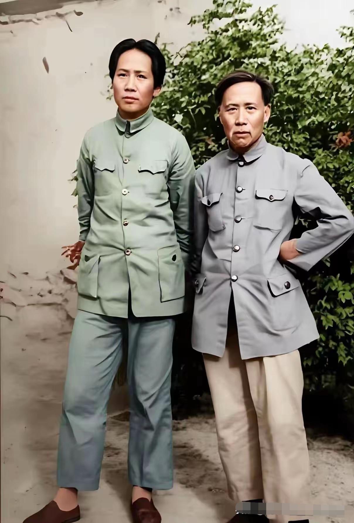 身着浅绿色中山装，身形稍显纤瘦却依旧挺拔坚毅的教员，在延安与他于湖南一师求学时的