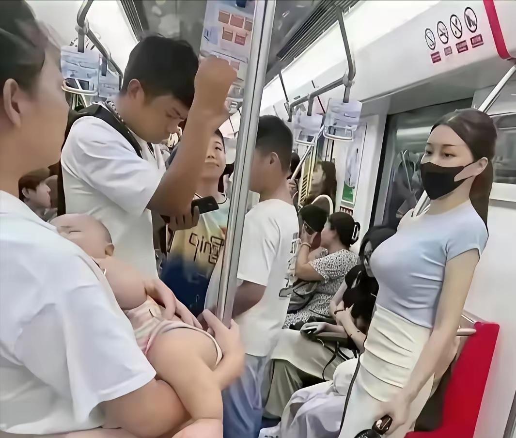 地铁里，这一幕，你怎么想？