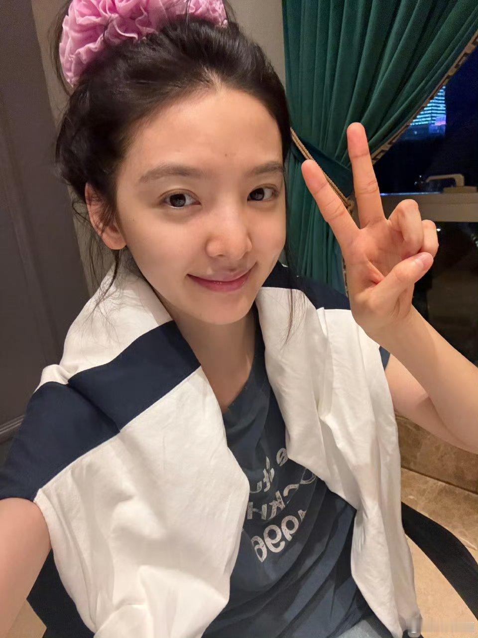 章若楠平安夜发自拍啦，这个素颜状态好美