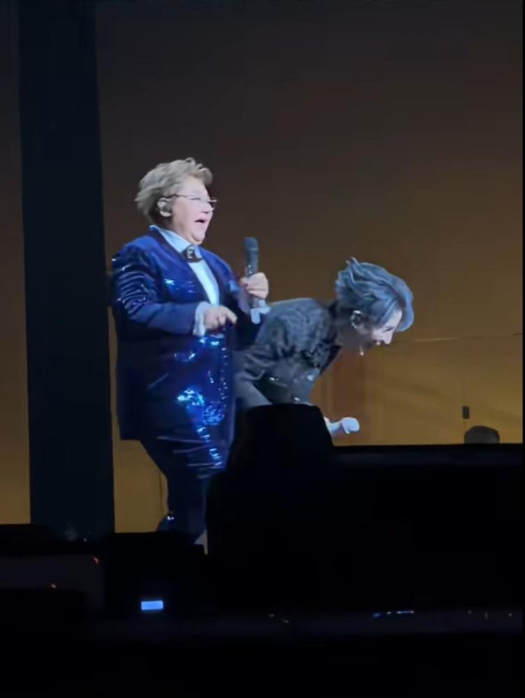 韩红，当着上万观众，扔了薛之谦的墨镜。​西安演唱会，她扭头指着薛之谦：来，给