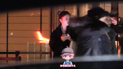 佟丽娅和高露聚餐佟丽娅和高露两个大美女聚会，结束后各自乘车离开。