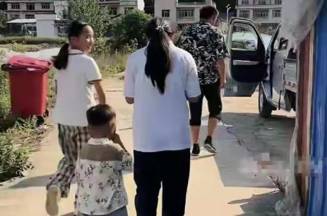 贵州一对姐妹，父母相继离世，叔叔想接回去抚养，婶婶竟然这样做……2020年