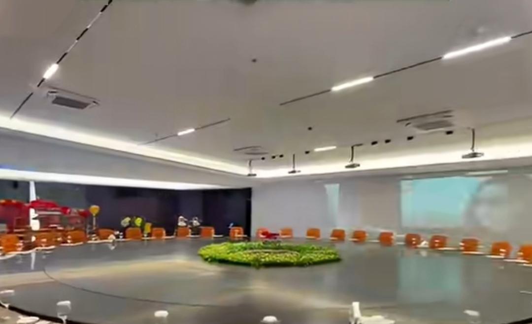 春节团圆，讲究的就是一家人整整齐齐。最近，浙江宁波一家餐厅凭借一张能坐55人