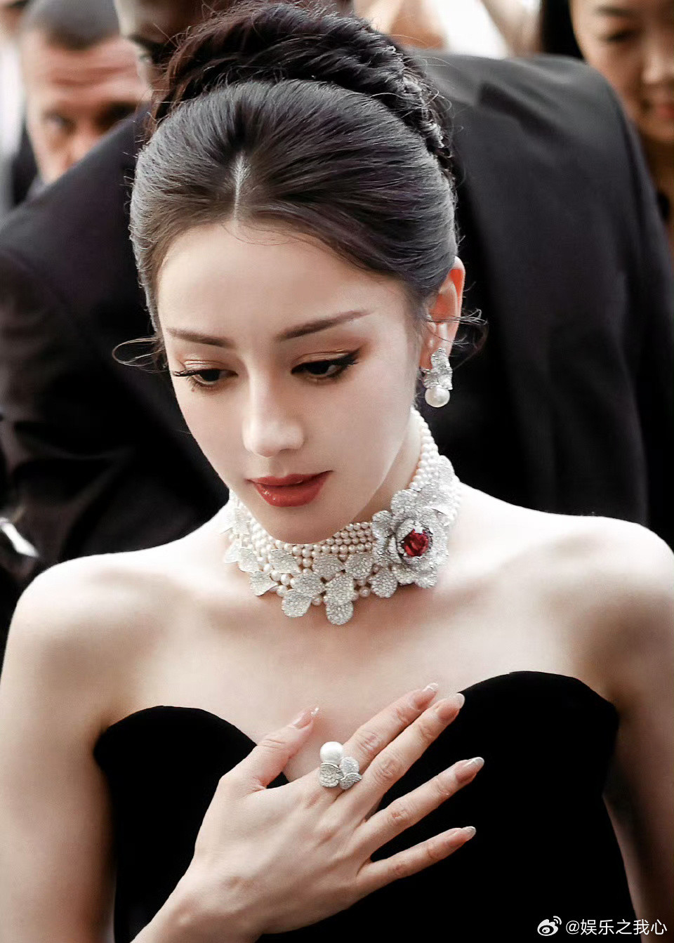 你们看到热搜了吗？迪丽热巴被传要签约新公司。这事儿为啥吵得这么热闹？关键在于时间