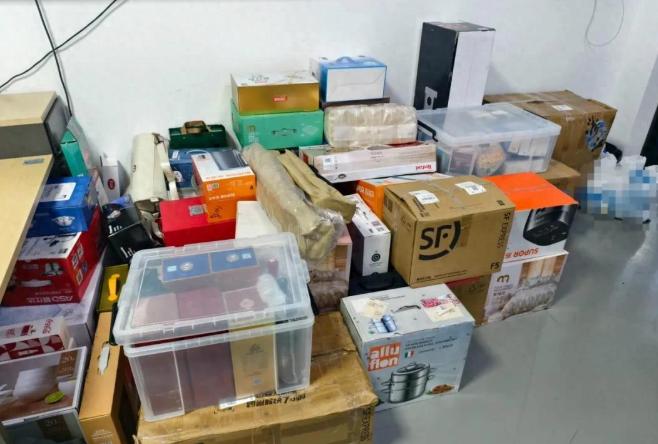 “白嫖上瘾!”11月26日报道，浙江台州一女子因为做生意失败，心情压抑，偶然间发