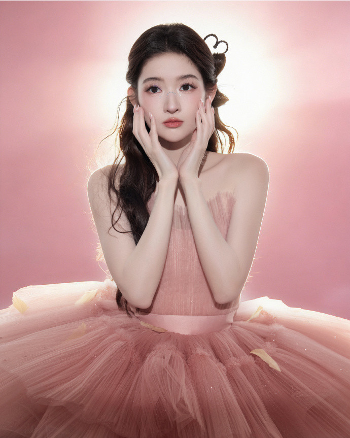 王玉雯粉天鹅王玉雯这身粉天鹅造型真的美到犯规！温柔粉色衬得她气质干净又灵动，身姿