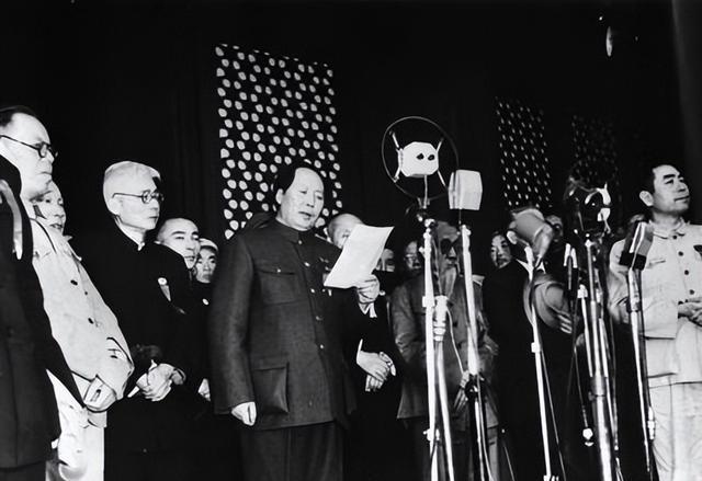 1949年，国民党兵败如山倒，蒋介石退守台湾。同年10月1日，新中国即将在北平宣
