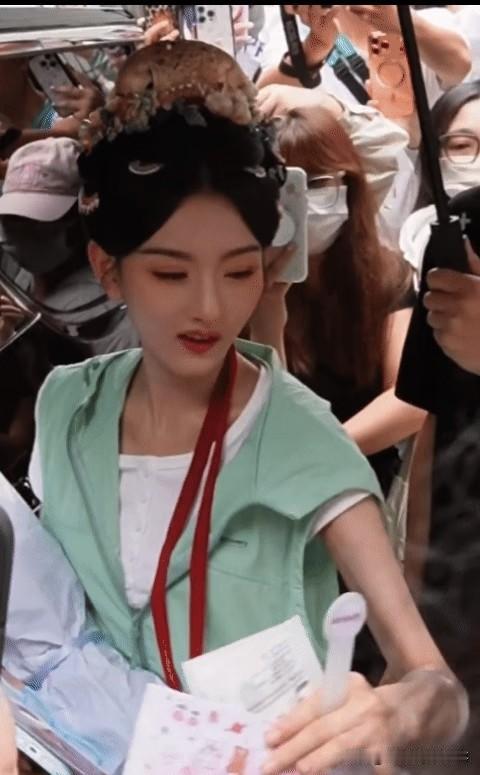 宋祖儿近期身形格外单薄，几乎没什么肌肉，四肢纤细看着十分脆弱。即便脸型依旧好看，