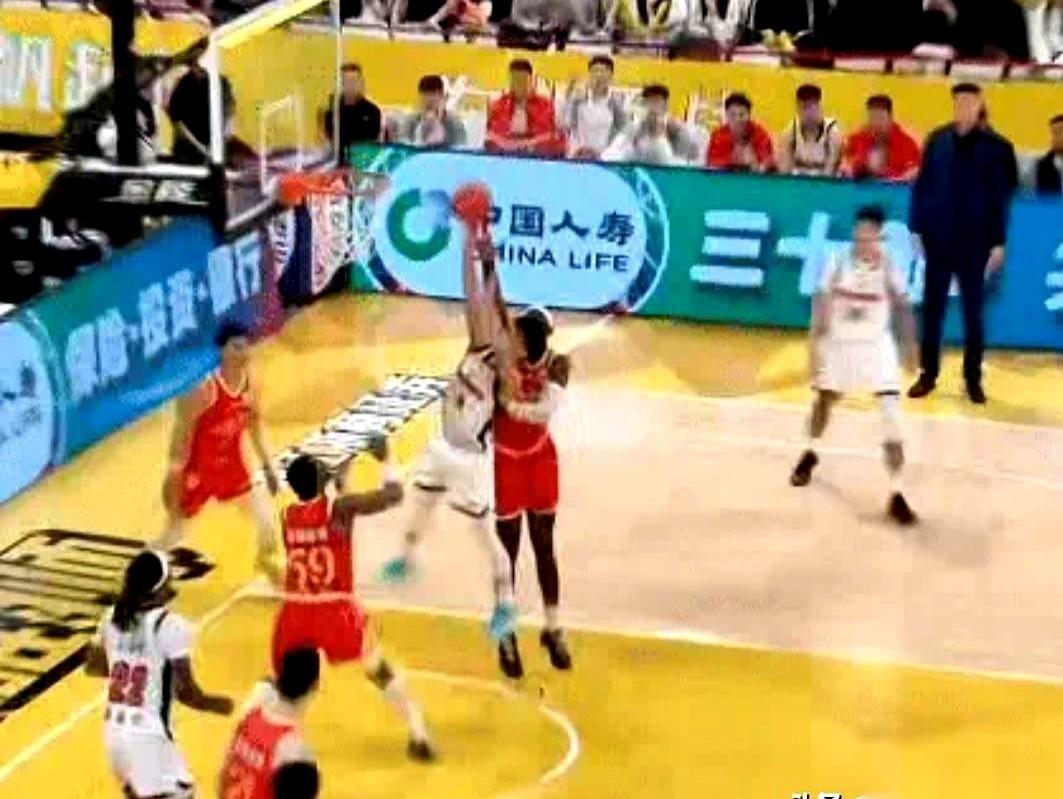 广东队客场打广厦，计时器上只剩0.7秒。红灯刺眼，大部分球员的肩膀都松下来了，