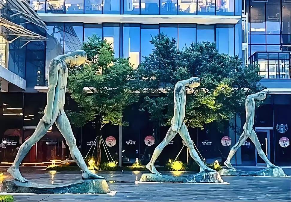 阿里巴巴总部前的雕像,看着着实让人心里堵得慌,倍感心痛。难道要想飞黄腾达、疯狂