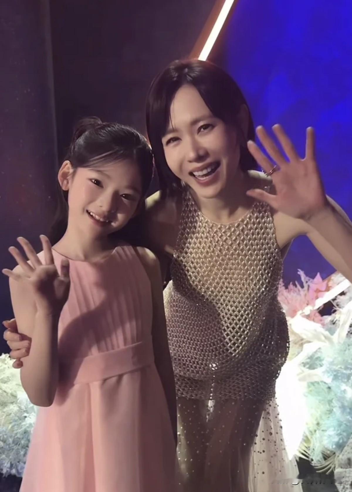 19日，演员孙艺珍通过Instagram上传了照片。照片中，青龙电影奖颁奖礼上，