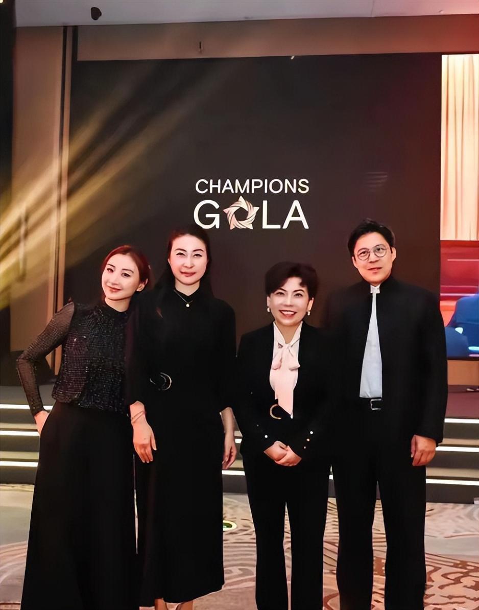 哈哈，镜头中的邓亚萍短发利落，笑容灿烂；一袭黑色衣裙的郭晶晶金相玉质，温婉如莲，