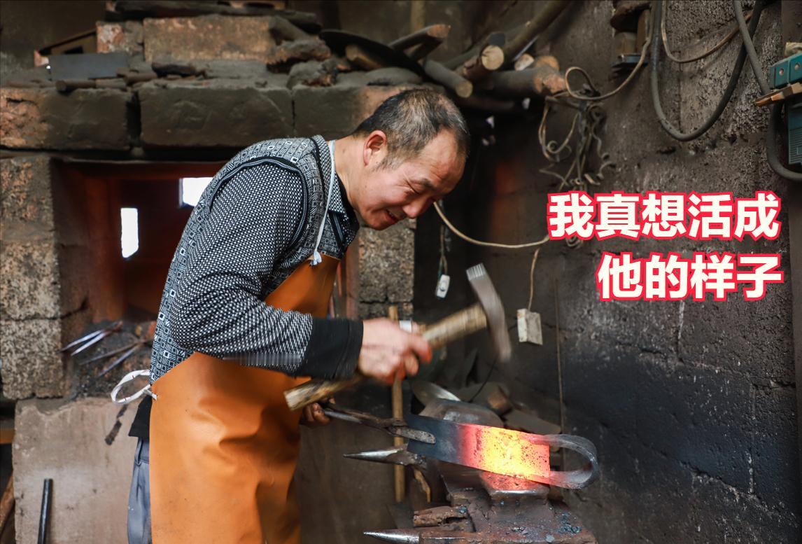看了这个59岁打铁匠，我真想活成他的样子。今天刷到一个视频。河南，一个59岁