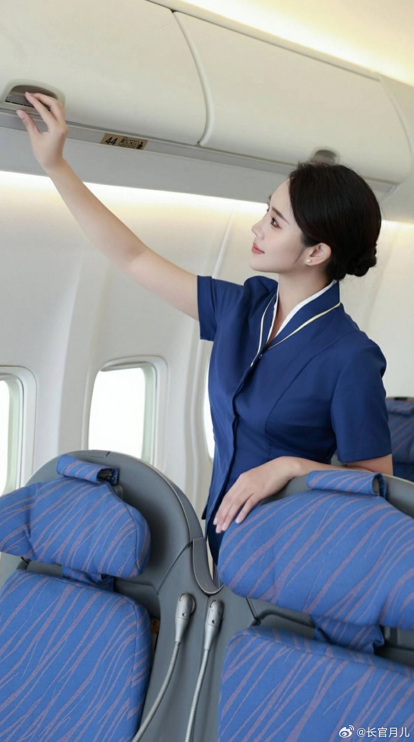 南航空姐，又美又飒。