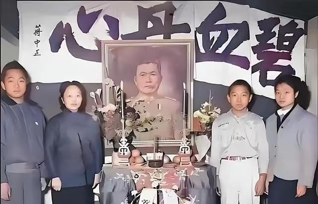 1949年，国军中将邱清泉战死沙场，他的妻子慌不择路，带着孩子们准备南逃台湾，结