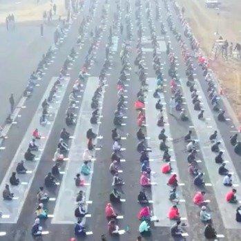 印度8000人挤机场跑道考保安岗！本科硕士抢小学学历铁饭碗，卷到离谱印度这