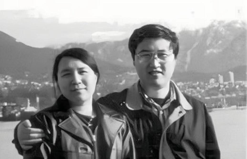 “她活该！”2002年，一位留美女博士和丈夫回国探亲时，竟被父亲活活砍死。而父亲