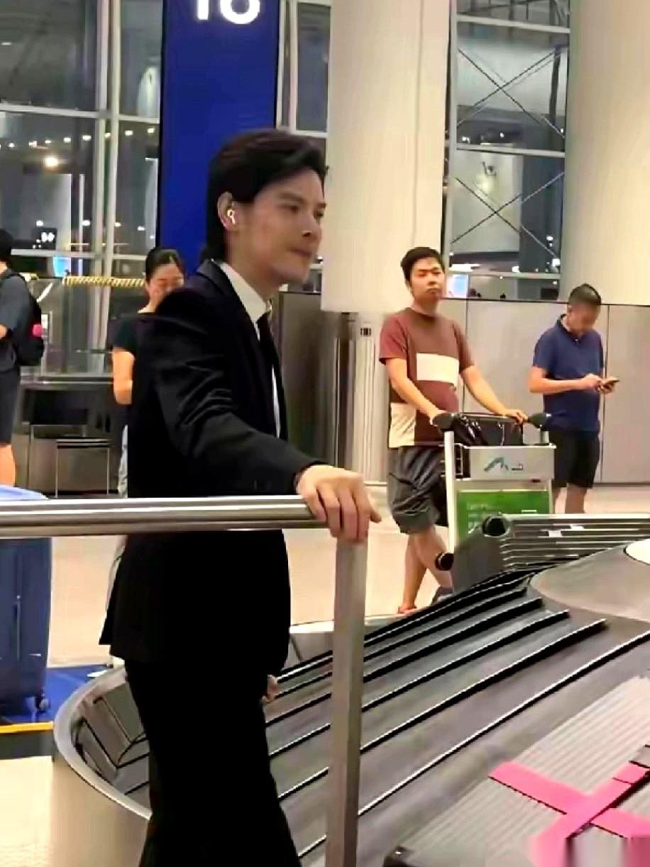 我刷到向佐这张西装照，心里咯噔一下，第一反应竟然是：谢天谢地，他总算“正常”了。