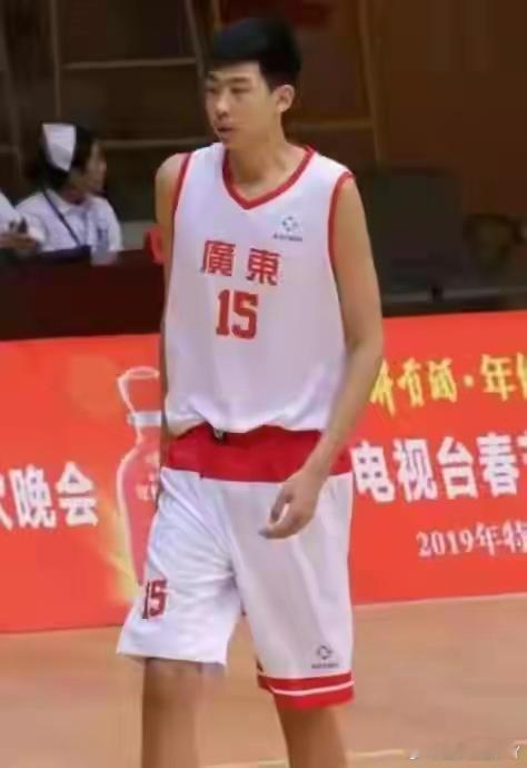 篮二代之徐昕徐昕，2003年12月出生于北京，身高2米26，体重112公斤，司职