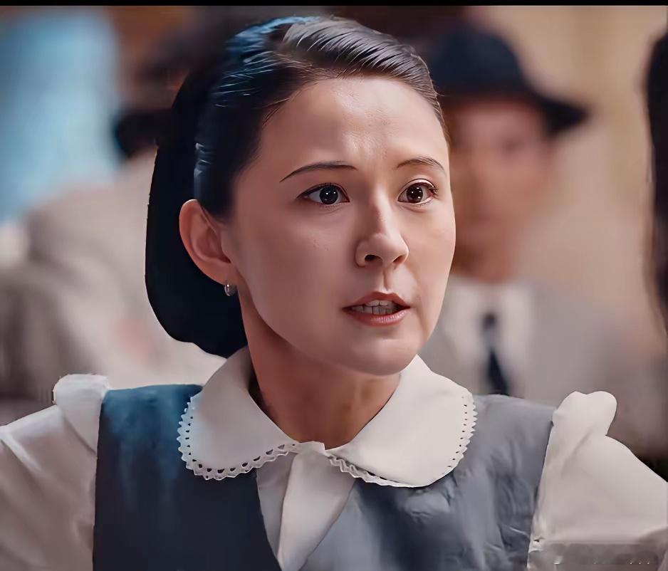 《灼灼韶华》中，褚韶华被上海商场的女同事打了，她反手就想回一巴掌，却不料大拇指搭