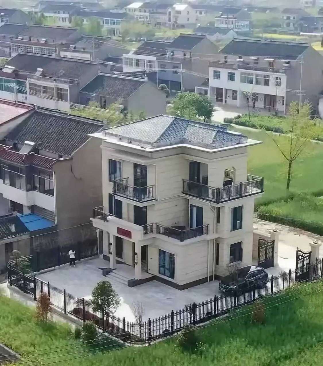 农村人爱慕虚荣，非要学人住别墅