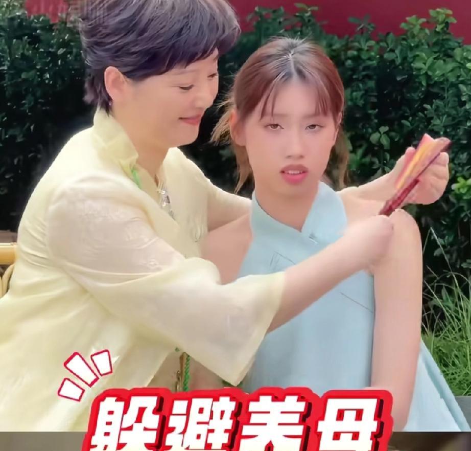 养女画展耗资300万合影时她却后退了半步徐帆停戏三年陪读纽约所