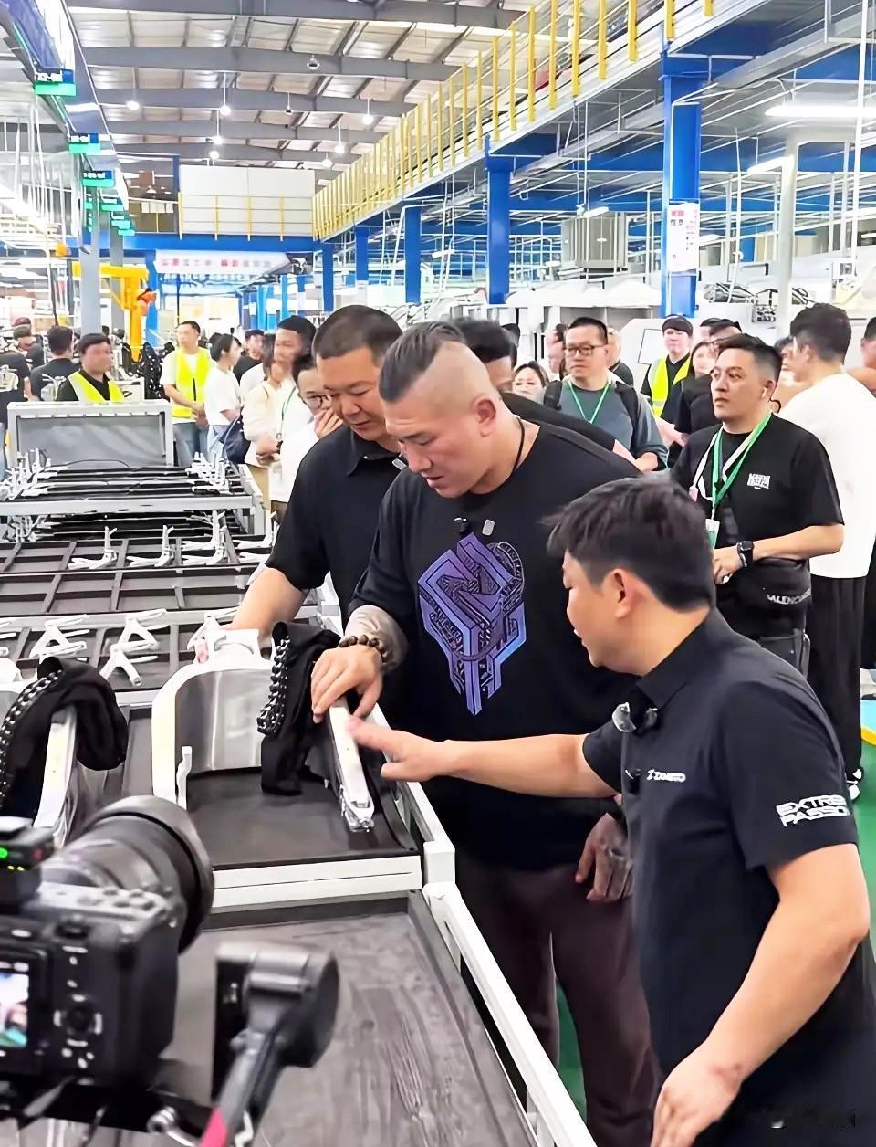 一顿普通的家常便饭聊天，愣是让张雪狠狠展露了一把底气，属实让人佩服。席间馆长