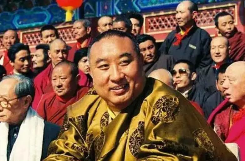 1991年7月的北京，一个盖着黄绸的木箱被12名武警战士小心抬进机舱。箱子里