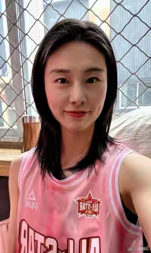 天啦，完全契合！王思雨采访时被问到择偶的标准，谁知这姑娘那叫一个敞亮，咔咔就把标