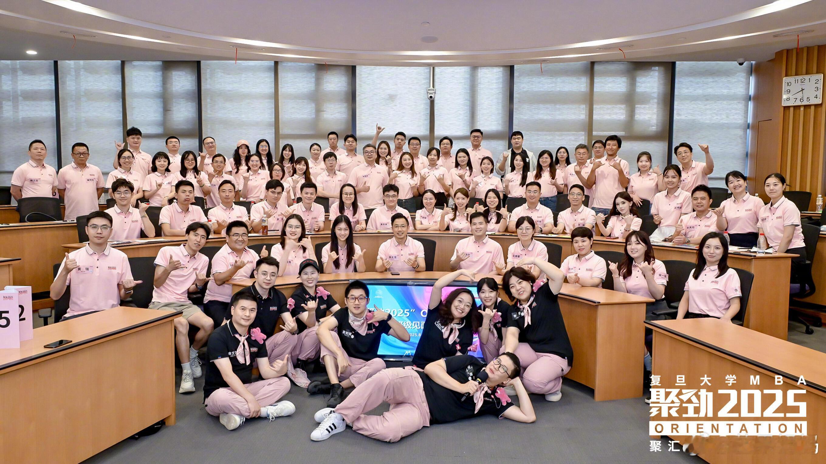 迅猛龙就读复旦MBA，人群里像是单开了美颜的程度​​​