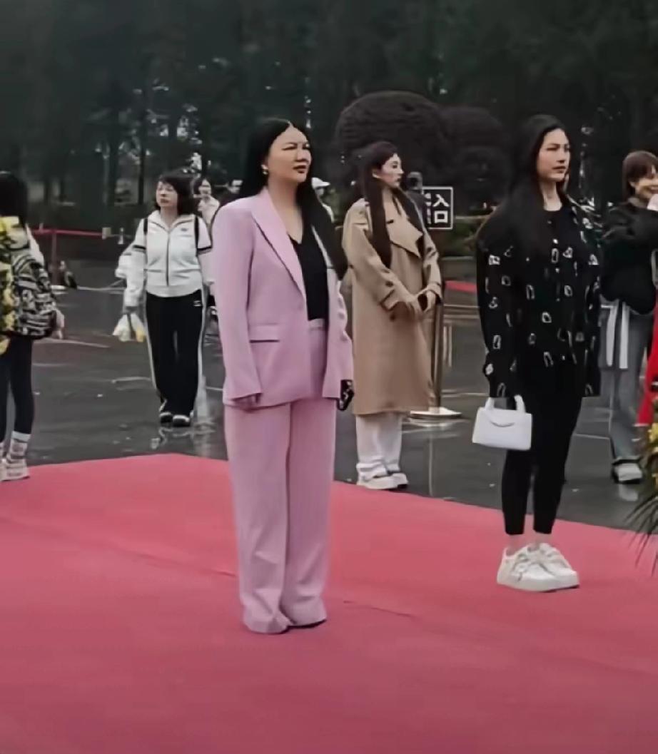 李湘携王诗龄现身韶山！瘦身成功大变样，风格彻底低调春假期间，李湘带