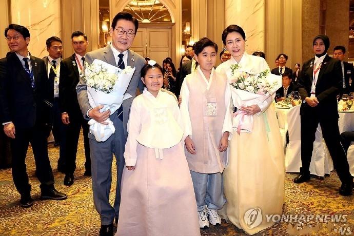 10月26日，韩国第一夫人和老公李在明抵达马来西亚吉隆坡。值得一提的是，韩国夫