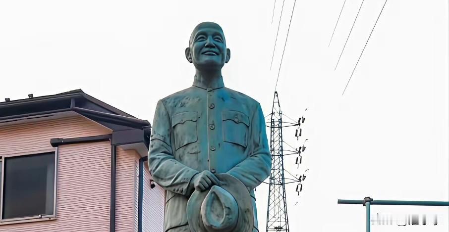 日本给蒋某人立的雕像，上面写着：“日本国再兴的恩人。”什么？你觉得很诧异