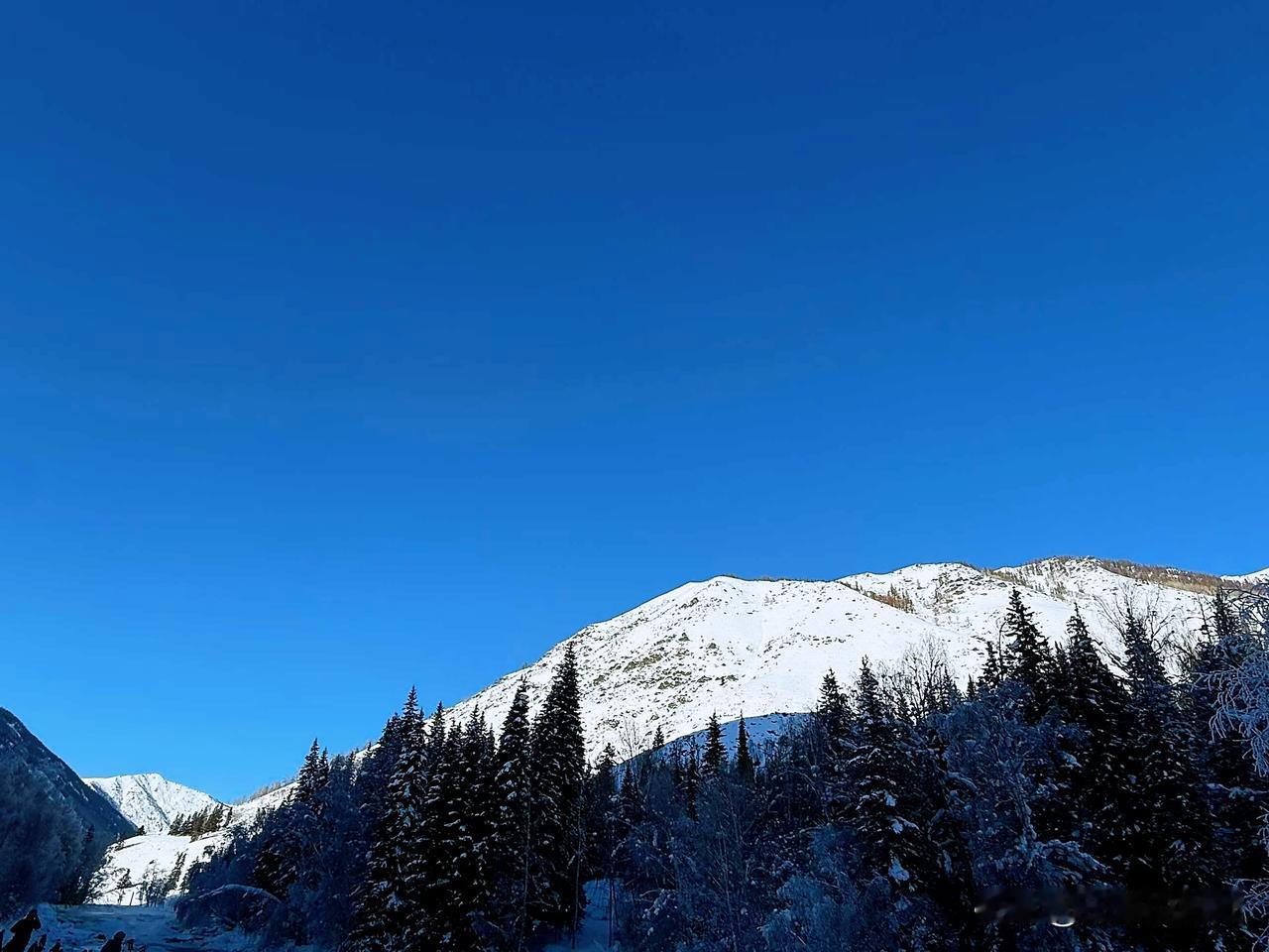 喀纳斯｜赴一场童话里的雪当第一片雪花落在喀纳斯，世界便按下了静音
