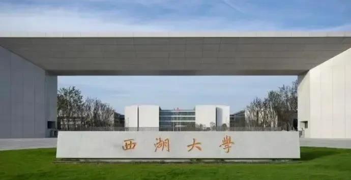 677分考生北大面试接到神秘电话？转头选了民办院校！近日，重庆一位快递员的儿子