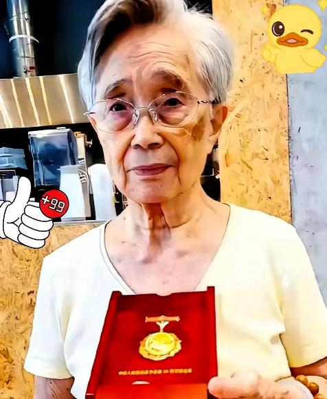 台北传来动容暖心一幕！杜聿明将军女儿杜致廉，公开了大陆寄来的抗战胜利80周年纪念