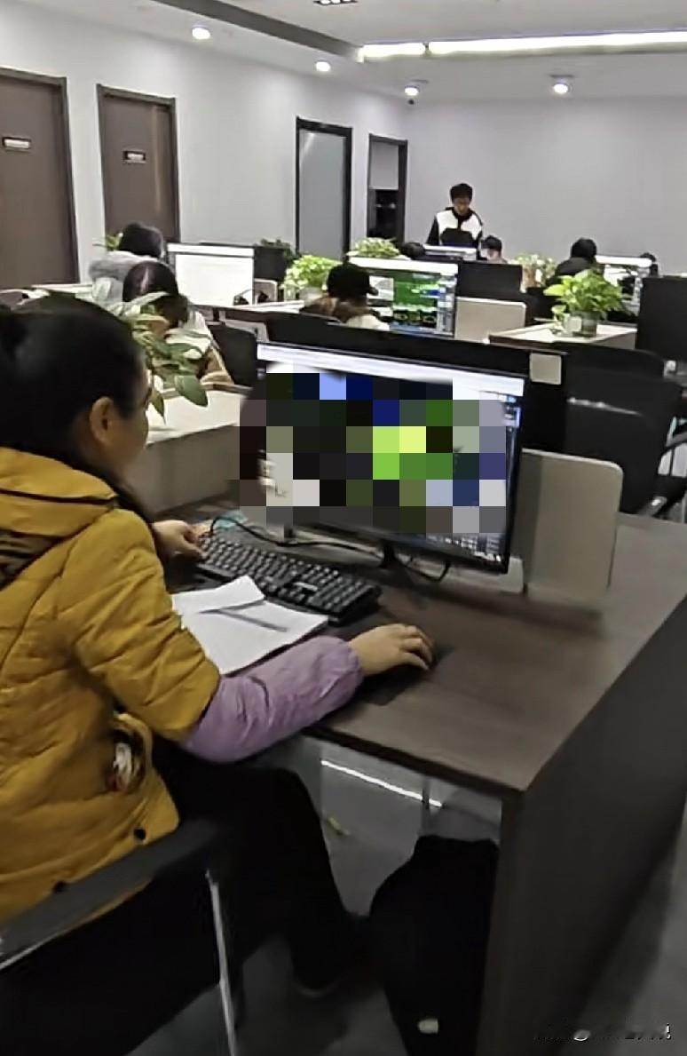 也是服了[捂脸哭]用人部门卡试用期最后一天才告知我们不给新员工转正，我们硬着头皮和